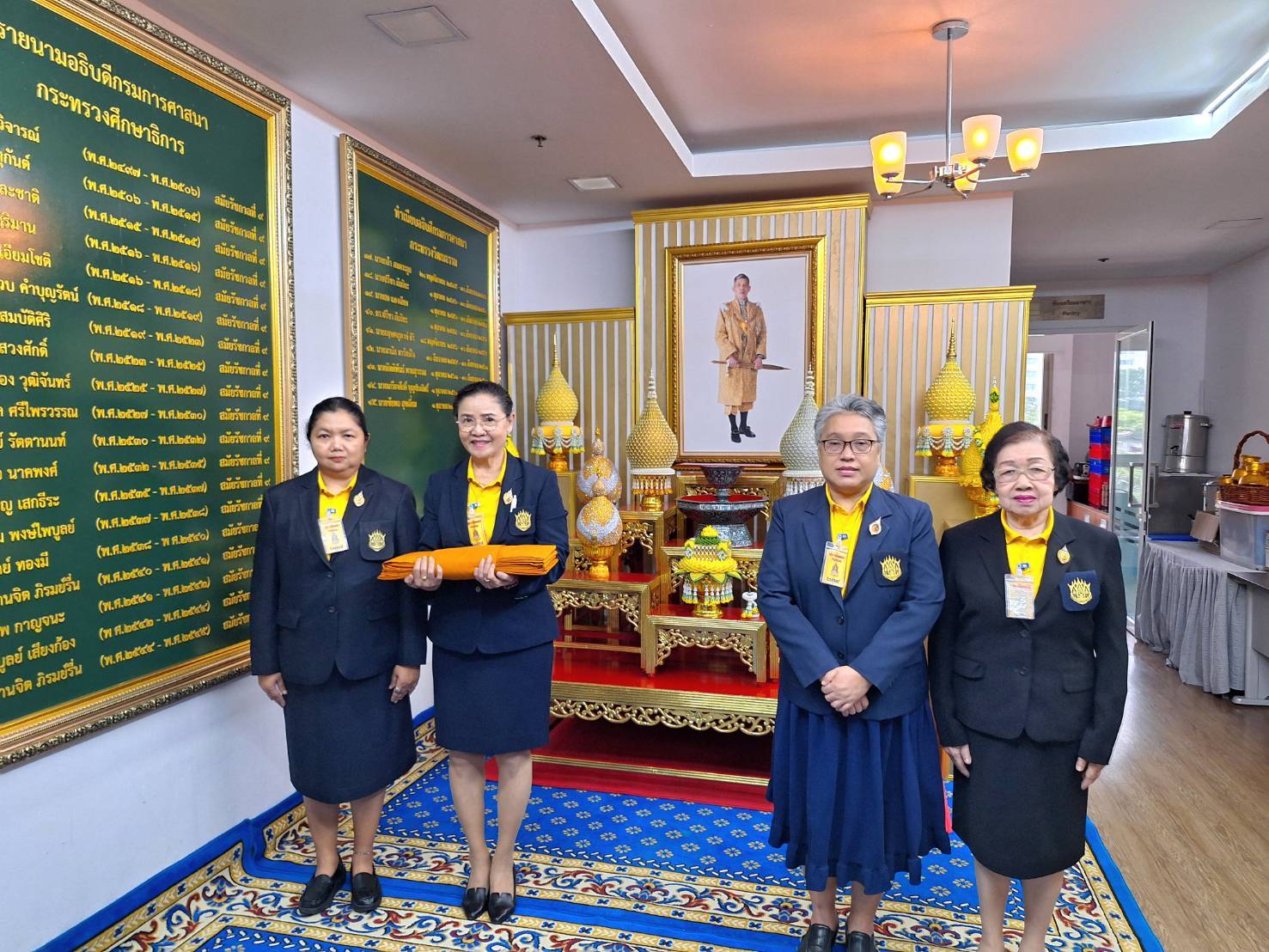 ผู้แทนมูลนิธิฯ เข้ารับเครื่องพระกฐินพระราชทาน เพื่อน้อมนำไปถวายพระสงฆ์จำพรรษากาลถ้วนไตรมาส ณ วัดจันทาราม วรวิหาร